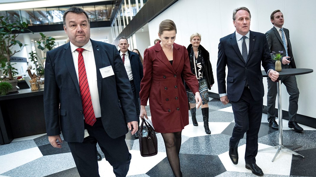 Statsminister Mette Frederiksen ankommer og følges af Claus Jensen i sin egenskab som formand i CO-Industri og administrerende direktør i DI, Lars Sandahl Sørensen, i Industriens Hus i København i januar 2020. Arkivfoto.