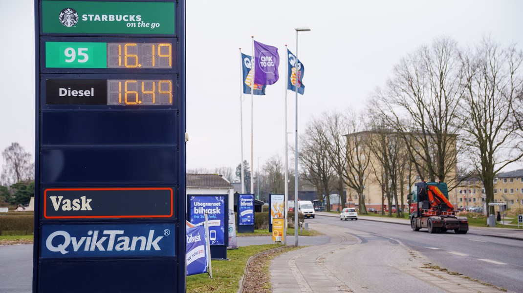 98 procent af lastbilerne i Danmark kører på konventionel diesel, og siden invasionen i Ukraine er dieselpriserne steget med 25 procent, skriver ITD.