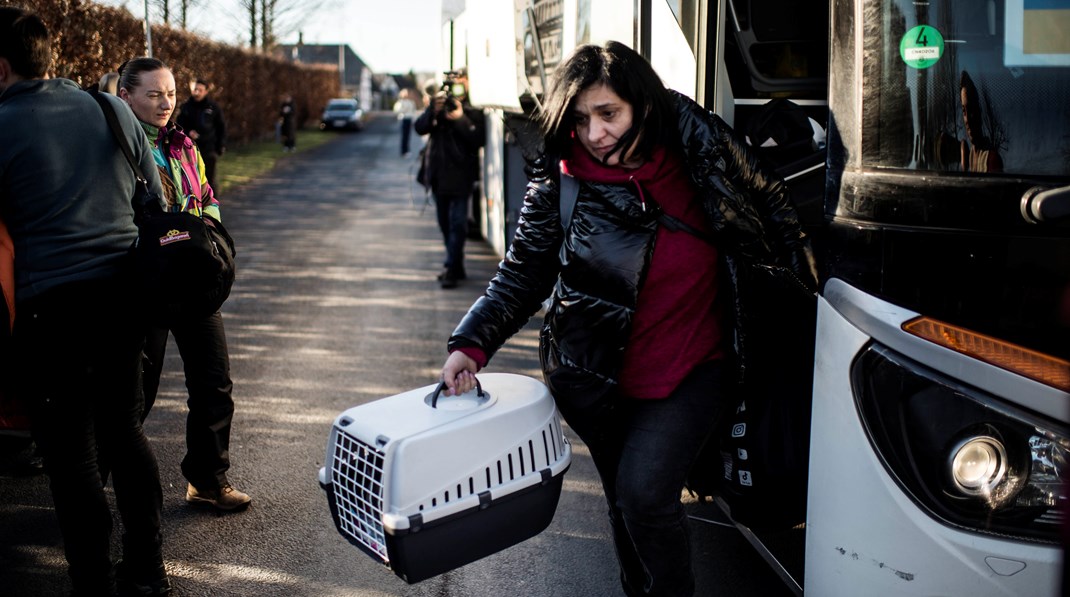 Her ses ukrainske flygtninge, der ankommer til Fyn. Regeringen og KL vil med ny aftale gøre det hurtigere og lettere for ukrainere at komme ud i det danske samfund.