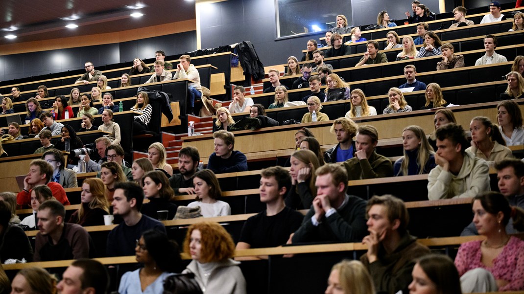 Farmaci, som er en international anerkendt uddannelse med meget lav ledighed, risikerer at må nedlægge hver 10. studieplads grundet den nuværende udflytningsaftale, skriver Rikke Løvig Simonsen og Peder Søgaard-Pedersen