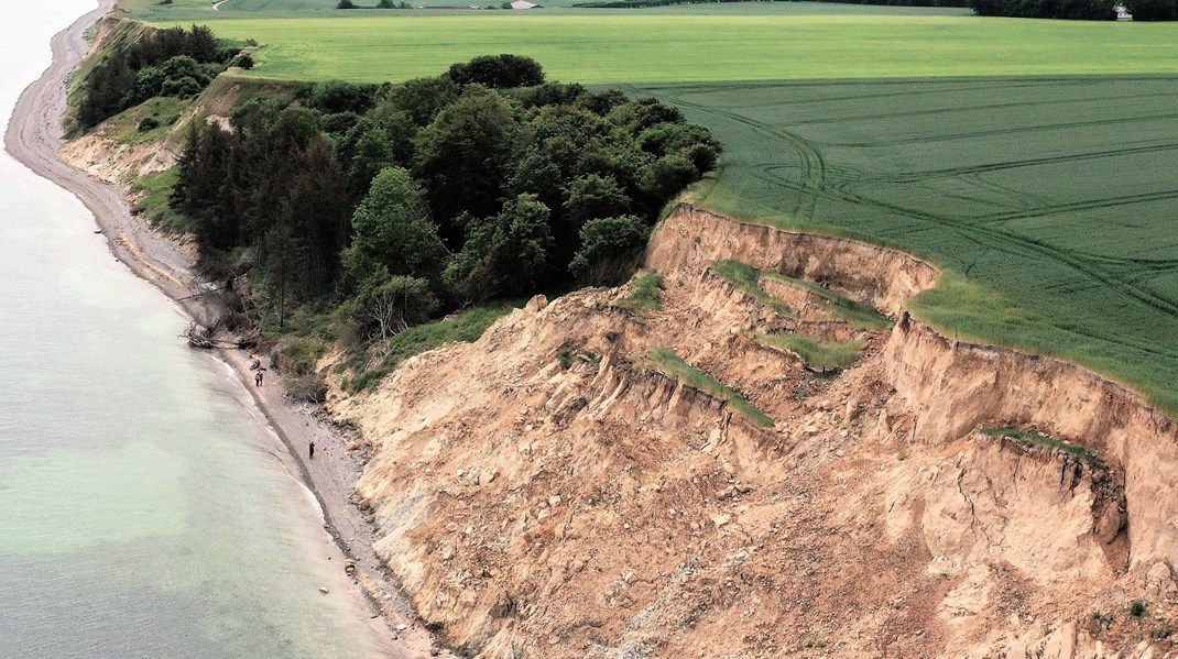 Landskred bør føjes til listen over konsekvenser af klimaforandringerne sammen med stormfloder, ekstremnedbør og stigende grundvand. Alt sammen noget, vi skal tackle med blandt andet klimatilpasning, skriver Kristian Svennevig.