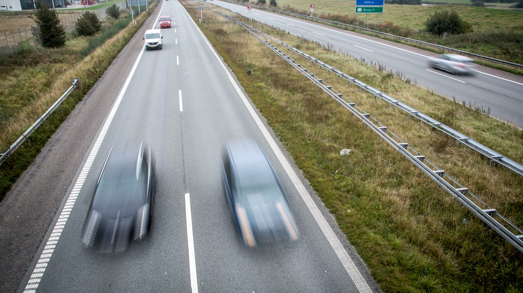 Det er ikke, fordi vi mangler oplagte tiltag, der kan reducere vores forbrug af olie - også på kort sigt.
Vi kan forbyde flyruter, som kan nås med bus eller tog på under seks timer. Vi kan stoppe salg af fossilbiler. Vi kan sætte hastighedsgrænserne ned på motorvejene. For bare at nævne nogle få no-brainers.