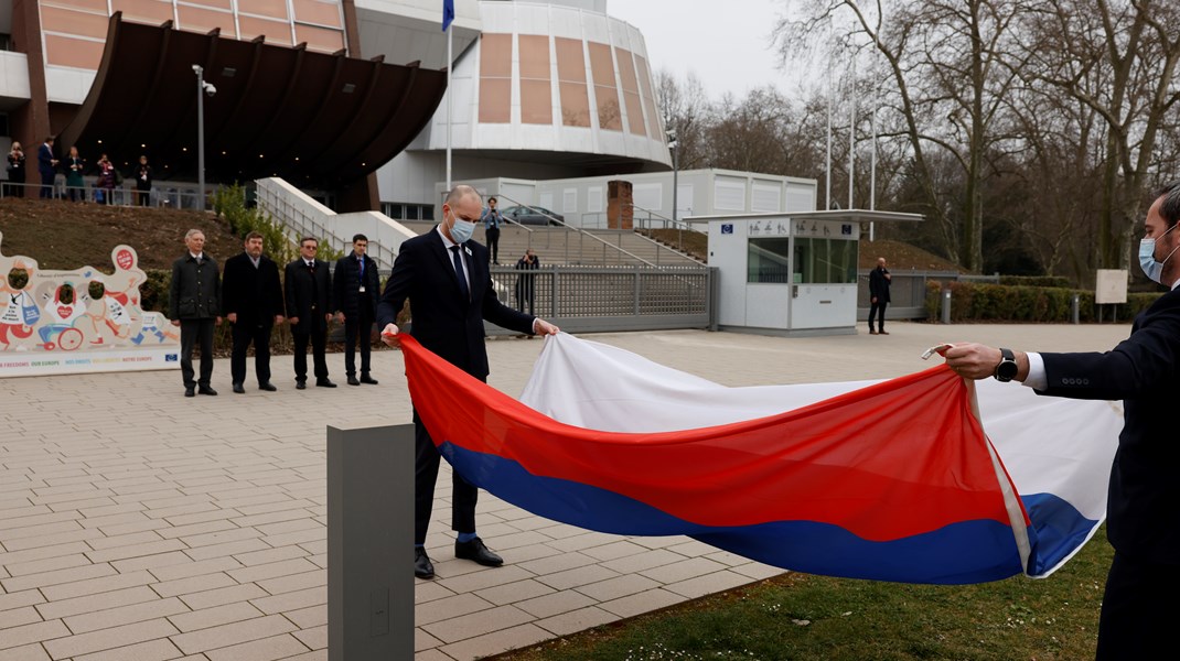 Ruslands flag nedtages foran Europarådet. I klart sprog er Rusland blevet sparket ud, skriver Claus von Barnekow. 