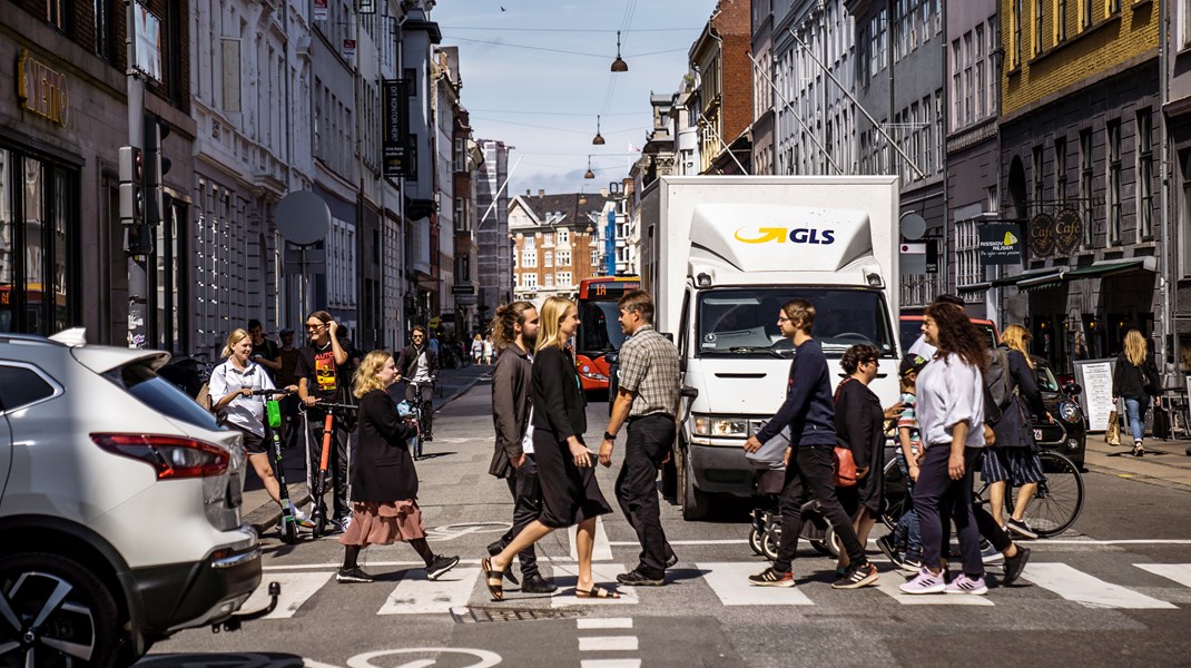 Præpositionerne brugt i bogen var også værd at bemærke. Den rutinerede københavner ville sige ”i Store Kongensgade” og ikke som i bogen 