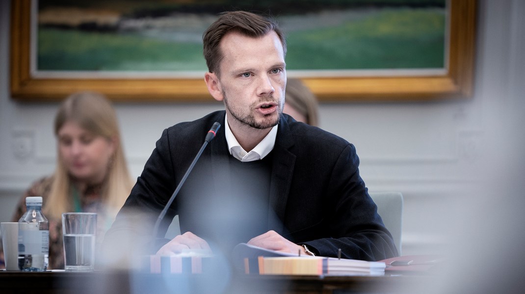 Beskæftigelsesminister Peter Hummelgaard (S) vil tage en snak med arbejdsmarkedets parter om, hvordan de håndterer konflikter om fagforeningsvalg på arbejdspladserne. Han vil dog ikke gribe ind med ny lovgivning, selv om både Venstre, Konservative og Radikale mener, at det er nødvendigt. 