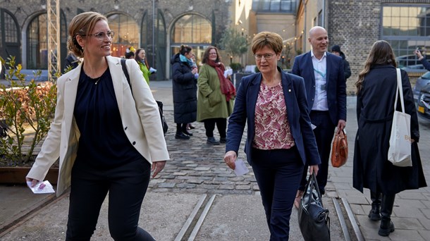 Smilene var store på Danske Regioners generalforsamling, hvor et udramatisk formandsskifte skulle formaliseres. Her ankommer Stephanie Lose (v), Ulla Astman (S) og Anders Kühnau (S).