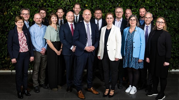 Danske Regioners nye bestyrelse. Øverst fra venstre: Anders G. Christensen (V, Region Midtjylland), Christoffer Buster Reinhardt (C, Region Hovedstaden), Mads Duedahl (V, Region Nordjylland), Heino Knudsen, (A, Region Sjælland), Martin Jakobsen (C, Region Midtjylland), Jacob Jensen (V, Region Sjælland), Martin Geertsen (V, Region Hovedstaden) og Peter Westermann (F, Region Hovedstaden).Nederst fra venstre: Ulla Astman (A, Region Nordjylland), Tormod Olsen (Ø, Region Hovedstaden), Karin Friis Bach (B, Region Hovedstaden), Lars Gaardhøj (A, Region Hovedstaden), Anders Kühnau (A, Region Midtjylland), Stephanie Lose (V, Region Syddanmark), Mette With Hagensen (A, Region Syddanmark), Per Larsen (C, Region Nordjylland) og Trine Birk Andersen (A, Region Sjælland). 