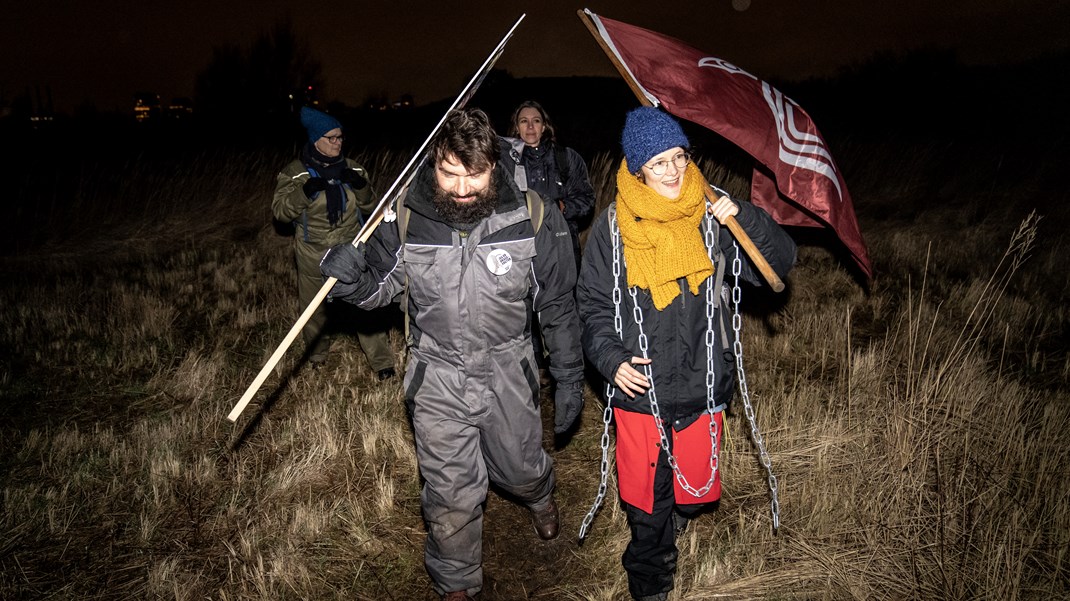 Frej Schmedes (tv) er bestyrelsesmedlem i Amager Fælleds Venner. Her deltager han i en aktion, hvor aktivister fra Extinction Rebellion lænker sig til træer på Amager Fælled i København.  