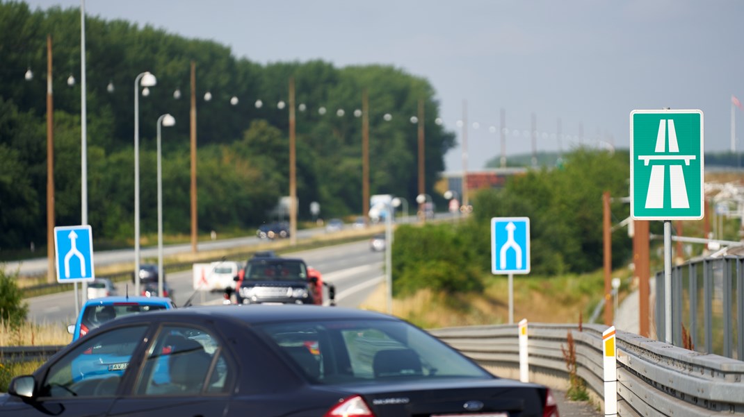 Enhedslisten, SF og Radikale Venstre vil sænke hastigheden på motorvejene til 110 kilometer i timen for at nedbringe olieforbruget. En dyr løsning, mener professor.