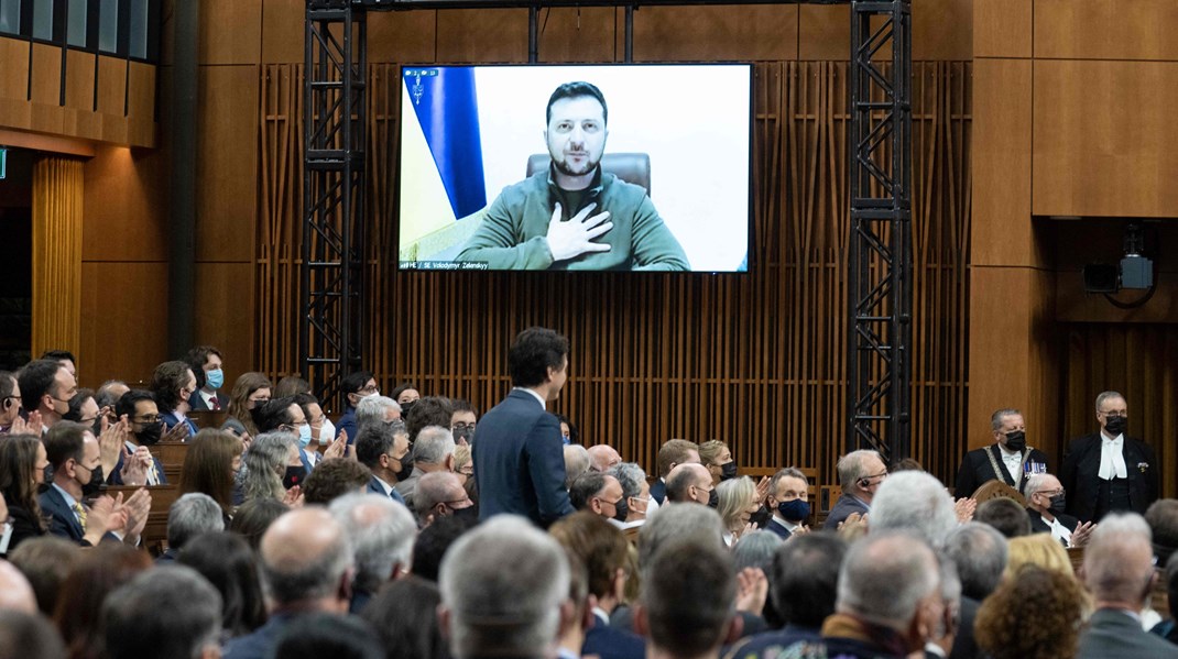 Volodymyr Zelenskyj har tidligere talt til flere landes parlamenter samt Europa-Parlamentet. På billedet er han live igennem til canadiske parlamentarikere. 