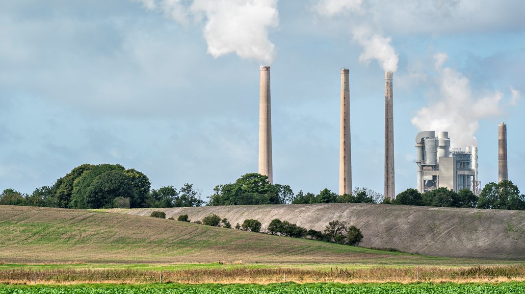 Vismændene argumenterer blandt andet, at Aalborg Portland faktisk udleder mere CO2 end andre cementproducenter, men det passer ikke, skriver Finn Laurtizen.