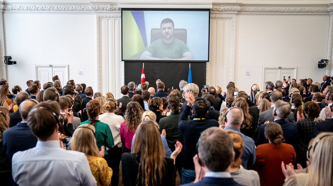 Zelenskyjs tale til Folketinget var et mesterstykke i, hvordan en moderne krig ikke alene føres og vindes på at besidde de mest avancerede våben og tilstrækkeligt af dem, men i høj grad også på at eje fortællingen om krigen, skriver Lisbeth Knudsen.