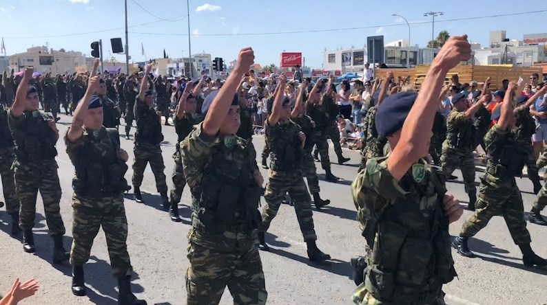 Der holdes hvert år militærparade i Nicosia tæt på den tyrkiske del, hvor soldater marcherer og viser landets våbensystemer frem, hvoraf flere er produceret i Rusland.