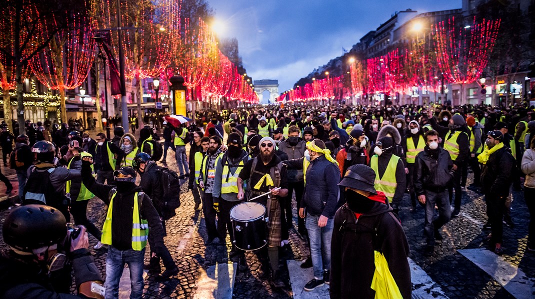 De Gule Vestes protester er symptomatiske for det franske demokratis krise. Her gik frustrerede franskmænd på gaderne, fremfor til de politiske partier, og protesterede imod blandt andet korruption i den politiske elite, skriver Nicolai von Eggers.