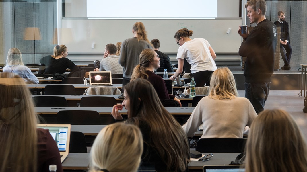 Blandt mine medstuderende bliver fem års uddannelse anset, som den eneste mulighed for at få et job efter studiet. Også selvom mange bliver studietrætte efter bacheloren og prioriterer deres studiejob over uddannelsen på kandidaten, skriver Kasper Dlugatch Stisen.