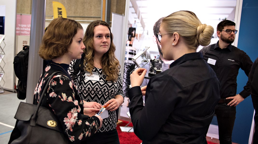 For de unge er det vigtigt, at rådgivningen fra
universiteter, fagforeninger og a-kasser er sammenhængende, og at budskaberne
om det private og offentlige arbejdsmarked er enslydende, skriver Camilla Gregersen og Erik E. Simonsen.