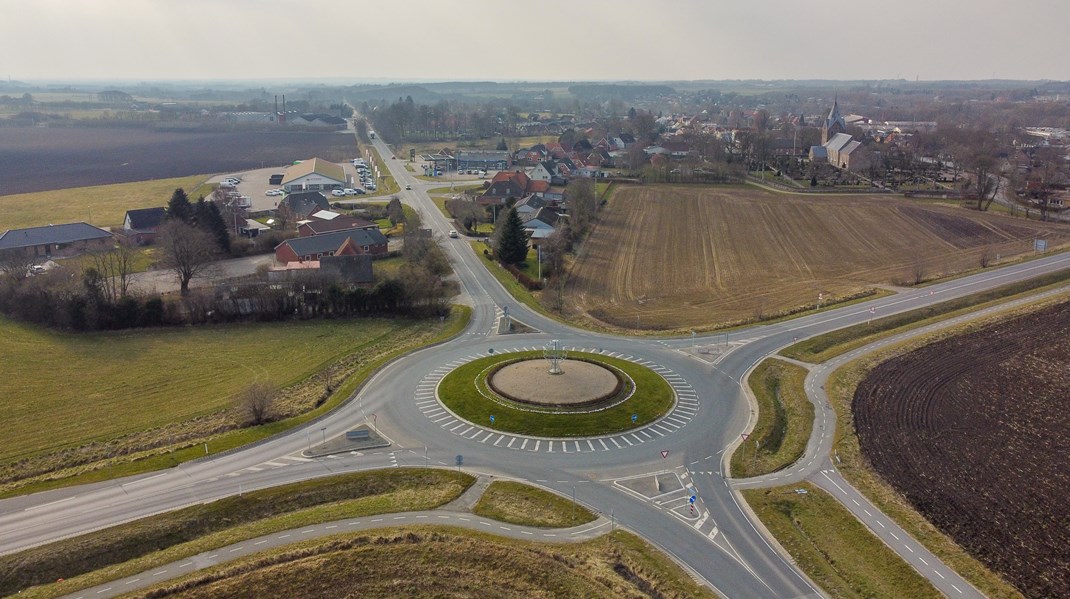 En stor globus-skulptur troner midt i rundkørslen på vej ind i Agerskov. Indtil videre er det den eneste rundkørsel-udsmykning ved kommunale veje i Tønder Kommune. Under alle byens gadelygter er der en mindre globus. ”Vi er jo en by i global udvikling,” siger byens købmand.