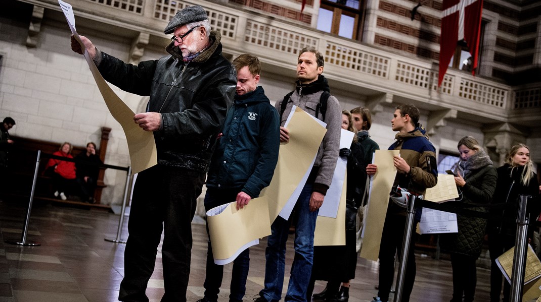 Meget peger i retning af, at regeringen er ved at gøre klar til efterårsvalg, skriver Benny Damsgaard. 