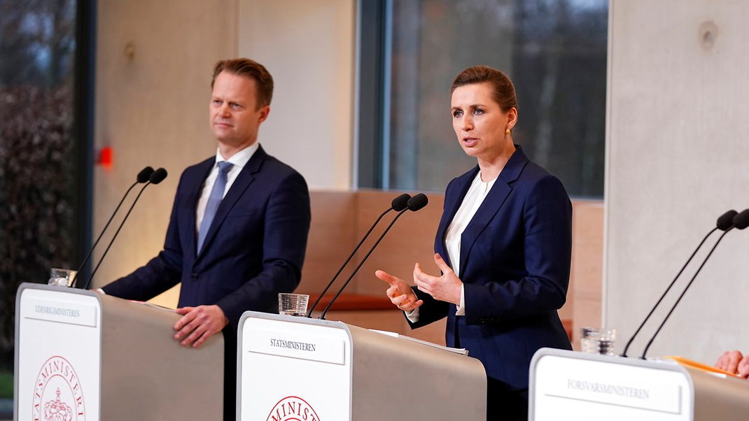 Mette Frederiksen og Jeppe Kofod præsenterede den nye udenrigs- og sikkerhedspolitiske strategi på Marienborg 31. januar 2022. Strategien må omskrives, skriver Claus von Barnekow.