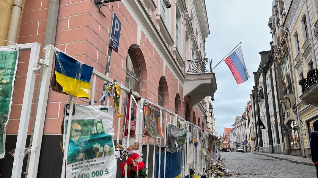 Den russiske ambassade i Estland. Her er der stadig russiske diplomater. Estisk politi patruljerer dagligt foran ambassaden, hvor der jævnligt er demonstrationer. 