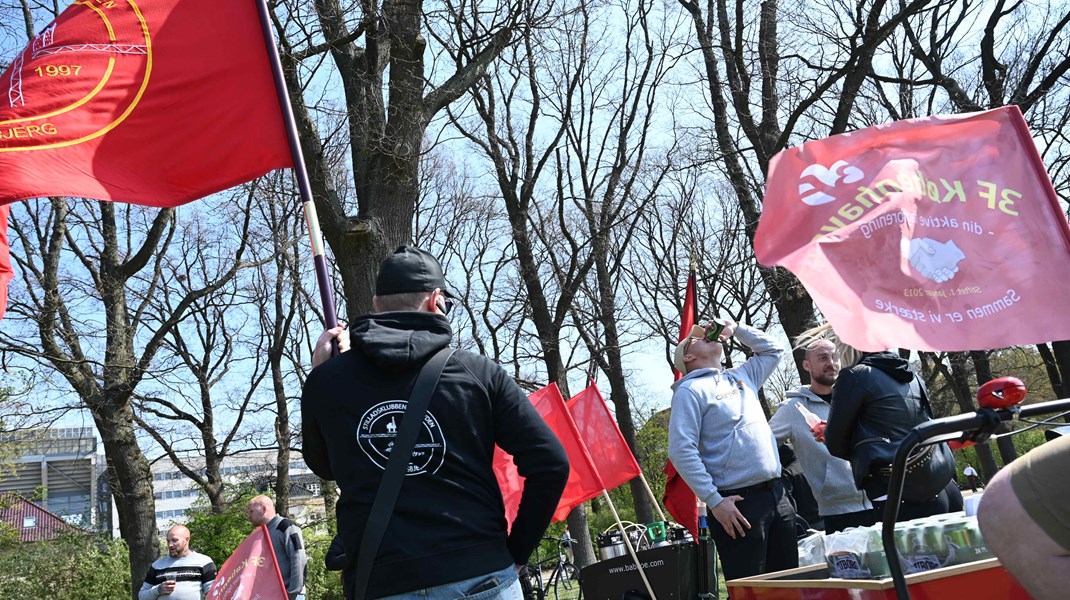 Hverken den socialdemokratiske statsminister eller andre politikere taler i år på hovedscenen i Fælledparken 1. maj. Det er et manifest symbol på den politiske håndskyhed, der har afløst tidligere tiders partimæssige binding, skriver Lars Olsen.