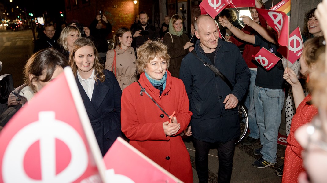 Enhedslistens teknik- og miljøborgmester Line Barfod flankeret af profilerne Pelle Dragsted og Mai Villadsen ved partiets valgfest på Vega i november. Her var der højt humør. 