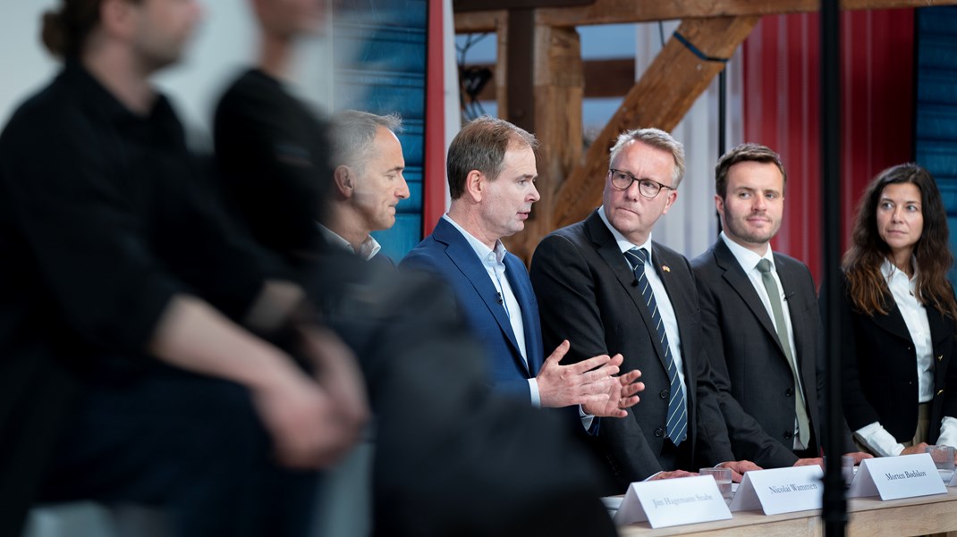 Det var en blanding af repræsentanter fra
erhvervslivet og regeringen, der torsdag præsenterede en ny
digitaliseringsstrategi: Erhvervsminister Simon Kollerup, finansminister
Nicolai Wammen, forsvarsminister Morten Bødskov, Mærsk-formand Jim
Hagemann Snabe, Microsoft Danmark-direktør Nana Bule, DI Digital-direktør Rikke
Zeberg og topchefen for Dansk Erhverv, Brian Mikkelsen.