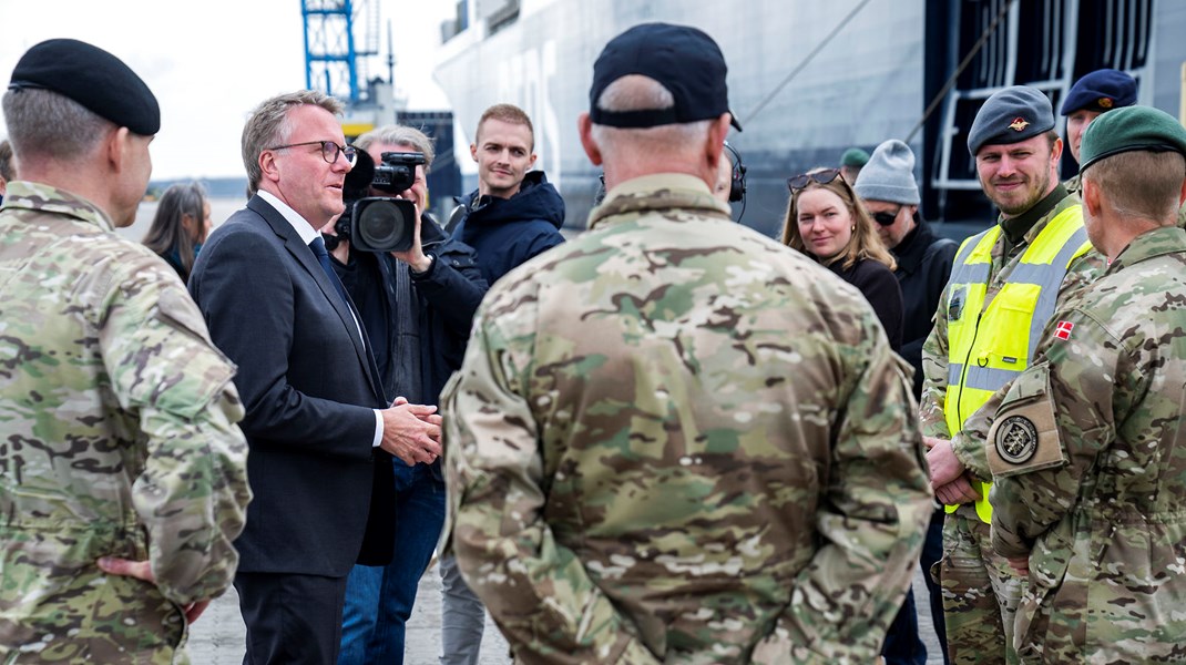 Morten Bødskov (S) deltager fredag i den lettiske velkomstceremoni for det danske bidrag til Nato-styrkerne i landet.