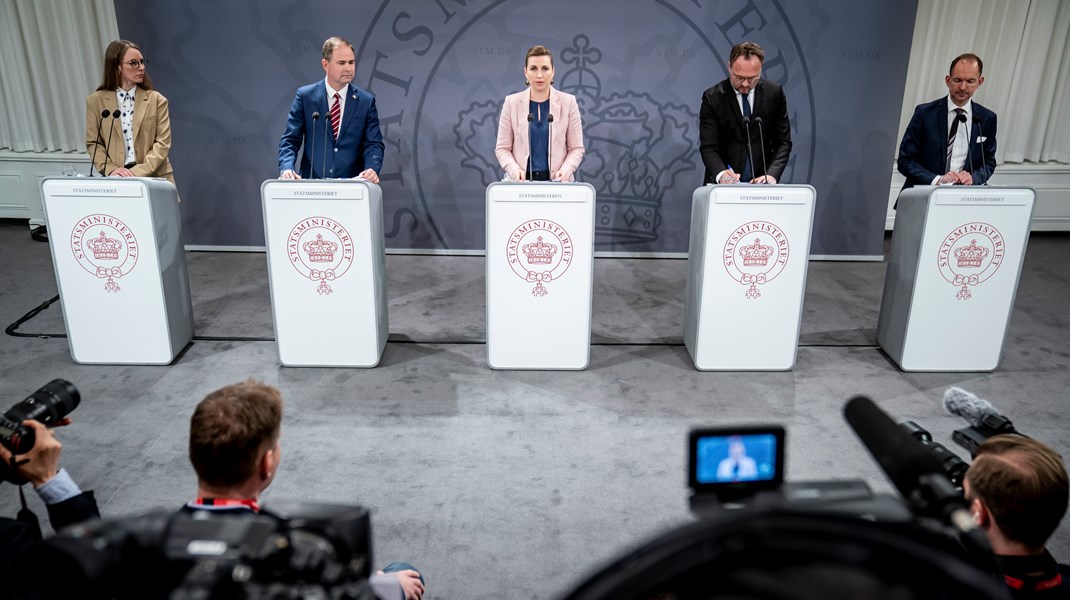 Endnu før pressemødet var afsluttet, faldt den første dom fra de forskellige ordførere. 