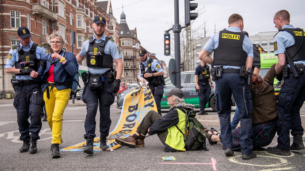 Extinction Rebellion gør ifølge talsperson Signe Vad en dyd ud af at lade sig arrestere fredeligt og uden at eskalere. Trods princippet om ikke-vold deler deres andet princip om civil ulydighed stadig vandene. Bevægelsen i Danmark er gået nye veje for at blive flere og nå deres mål. 