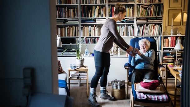 Patientsikkerheden halter bagefter i den kommunale hjemmepleje og andre steder i plejesektoren. Det skyldes blandt andet, at stor udskiftning blandt personalet gør det svært at opbygge en kultur for kvalitetsudvikling, siger direktør i Styrelsen for Patientsikkerhed, Anette Lykke Petri.