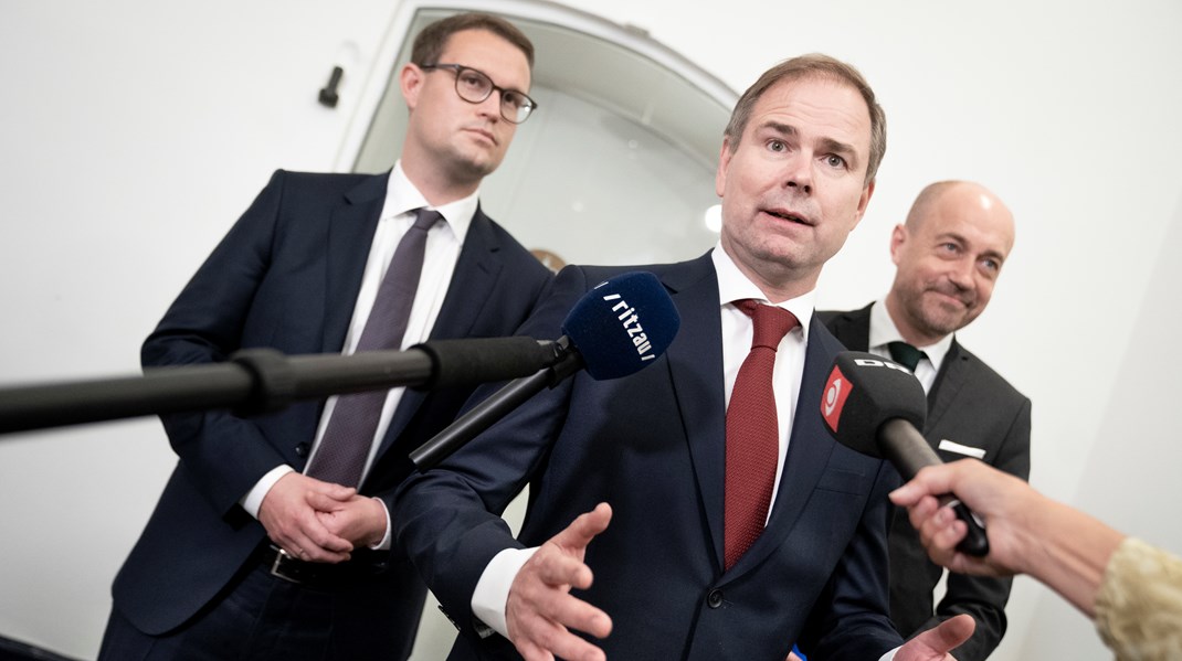 Tirsdag startede økonomiforhandlinger mellem regeringen og Danske Regioner og KL. Fra regeringens sider deltager udover finansminister Nicolai Wammen (S) sundhedsminister Magnus Heunicke (S) og den nye indenrigs- og boligminister Christian Rabjerg Madsen (tv.).