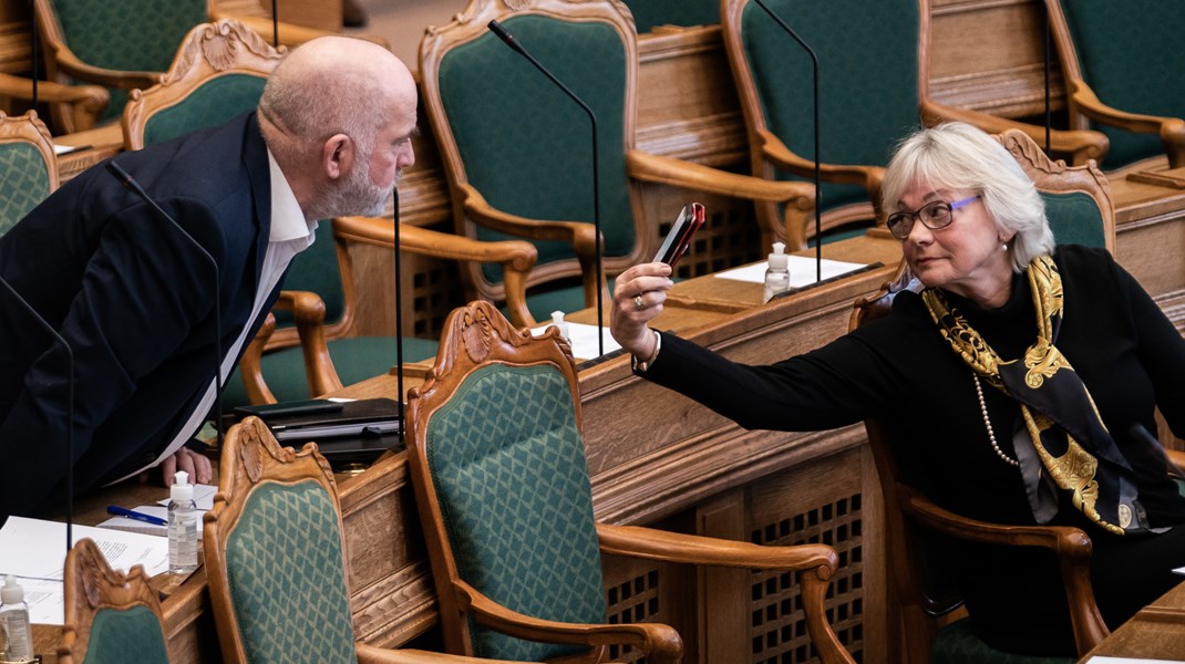 Søren Espersen og Pia Kjærsgaard var meget tætte gennem mere end to årtier. Men de er ikke enige om, hvorvidt  Pia Kjærsgaard har et medansvar for den situation, DF er havnet i. 