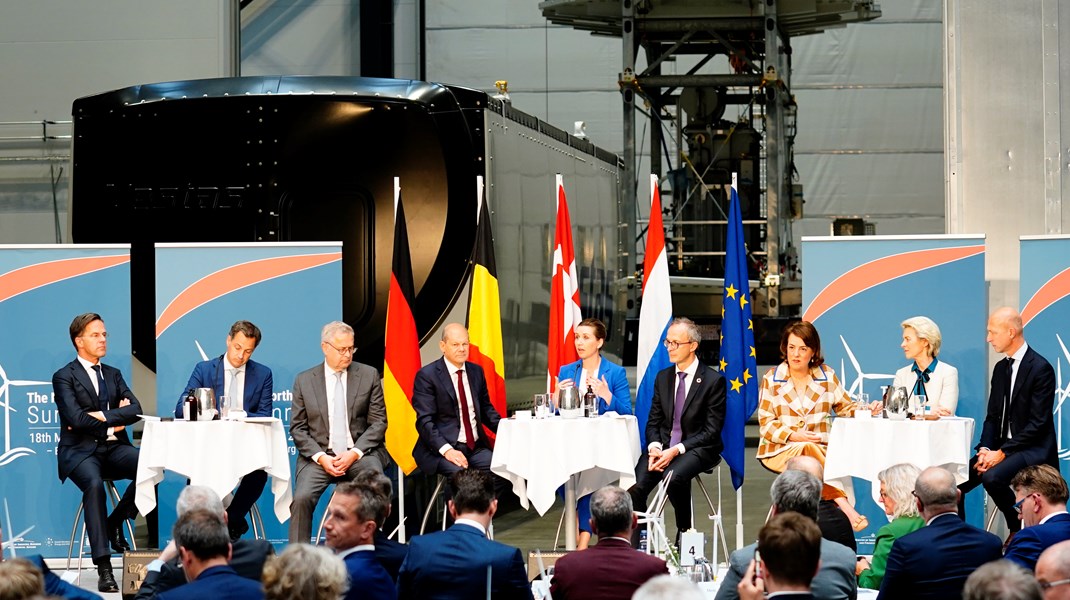 Samme dag som EU-Kommissionen fremlagde nyt energiudspil var Mette Frederiksen vært for et europæisk havvindstopmøde i Esbjerg med deltagelse af blandt andre kommissionsformand Ursula von der Leyen, Tysklands kansler Olaf Scholz, Belgiens statsminister Alexander De Croo og Hollands statsminister Mark Rutte.