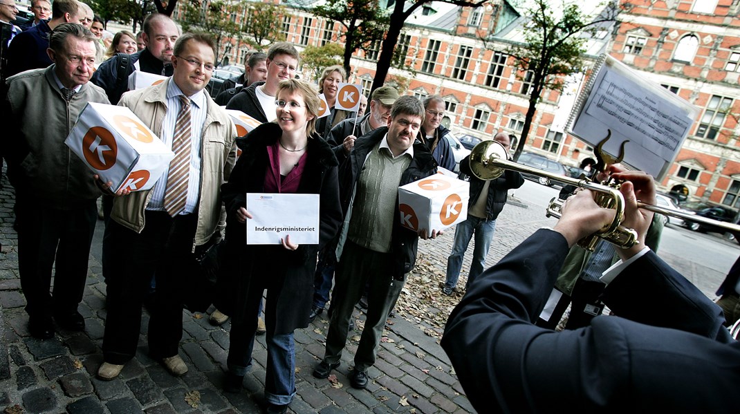 Marianne Karlsmose og hendes partifæller afleverer underskrifter til Indenrigsministeriet i oktober 2005. Også dengang var Marianne Karlsmose formand for Kristendemokraterne. 