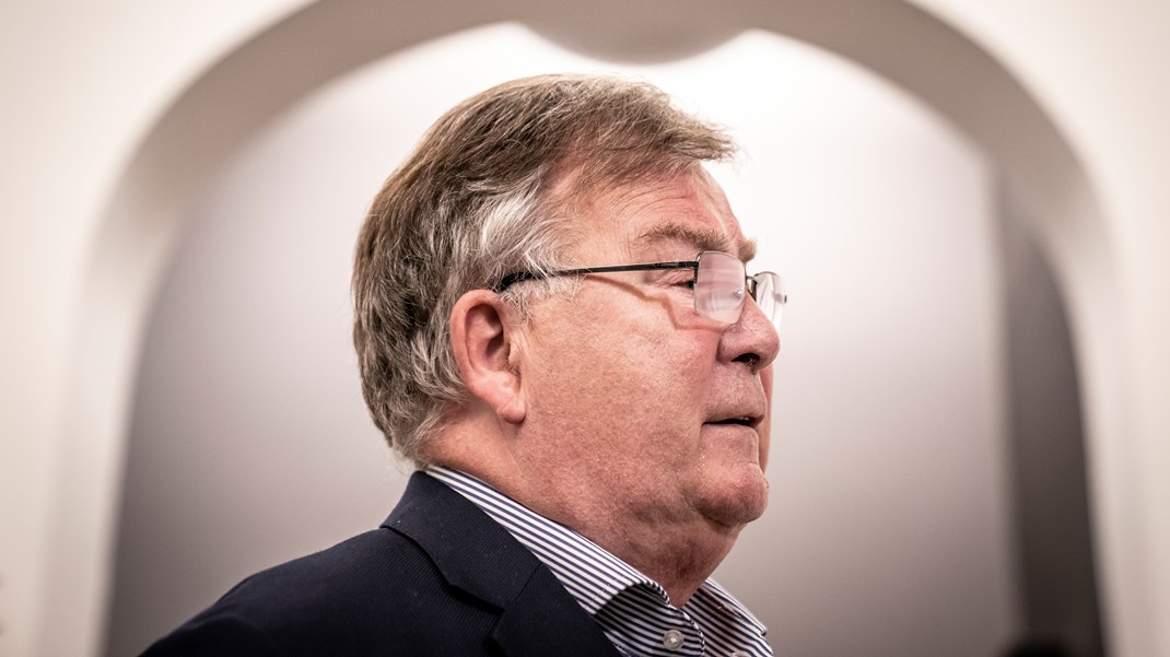 Man skulle tro, at eks-forsvarsminister Claus Hjort også selv ville ønske at få sit gode navn og ry renset ved en retssag, skriver Davis Trads. 