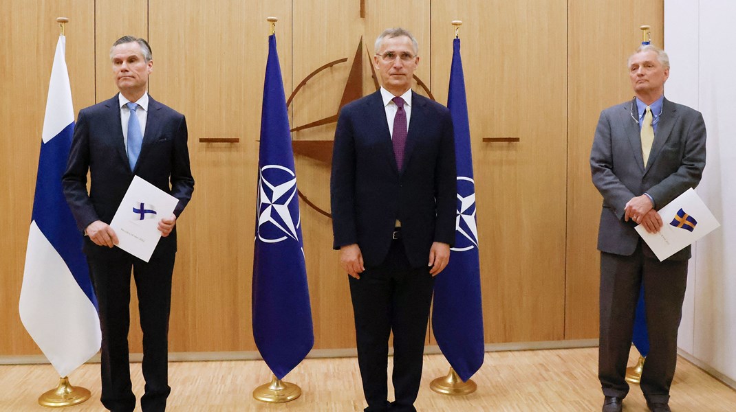 Ved en ceremoni 18. maj markerede Finland og Sveriges ambassadører til Nato sammen med Natos generalsekretær Jens Stoltenberg de to nordiske landes ansøgning om medlemskab.