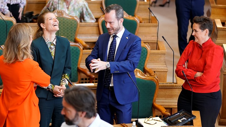 Partierne mødes på tværs af partiskel. Her står kultur- og kirkeminister Ane Halsboe-Jørgensen (S), formand for Radikale Venstre Sofie Carsten Nielsen, formand for SF Pia Olsen Dyhr og formand for Venstre Jakob Ellemann-Jensen.