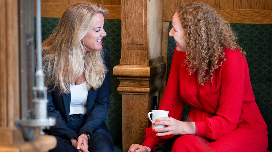 I den politiske debat er de ofte rygende uenige, men her ser Nye Borgerliges formand Pernille Vermund og Enhedslistens retsordfører Rosa Lund ud til at hygge sig ganske godt.