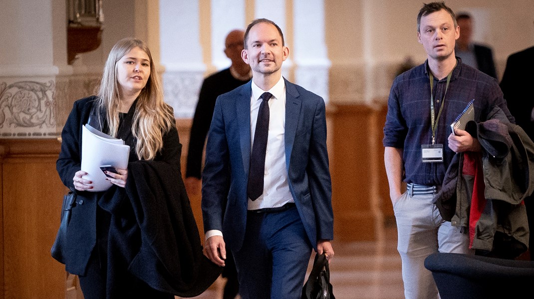 Dagens overblik: Minister vil skride ind over for spilproblemer, og nye retningslinjer skal modvirke spionage på universiteter