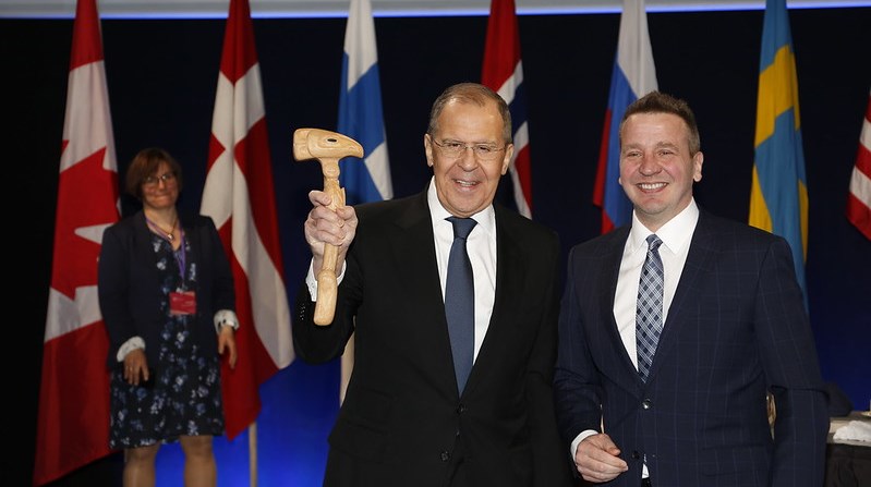 Ved Arktisk Råds ministermøde i Reykjavik i Island i maj 2021 overdrog Islands udenrigsminister Gudlaugur Thor Thordarson (t.h.) formandshammeren til Ruslands udenrigsminister Sergei Lavrov (t.v.)