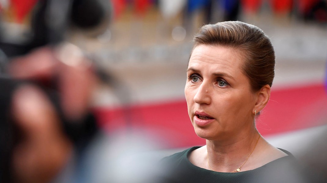 Statsminister Mette Frederiksen på vej ind til EU-topmødet i Bruxelles mandag, hvor nye sanktioner mod Rusland var på dagsordenen. 