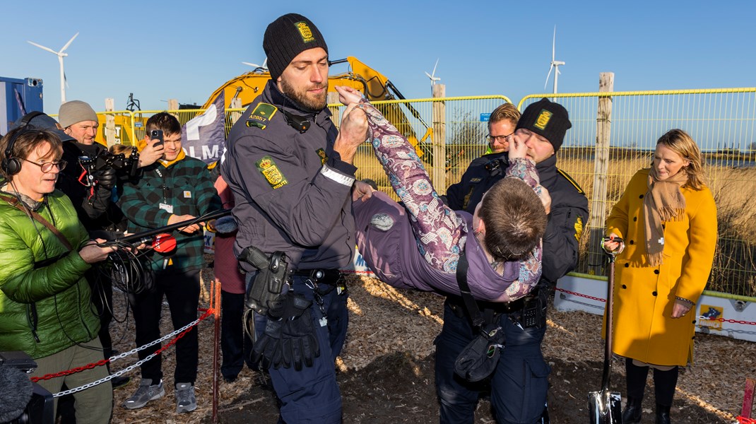 Det kommende byggeri af en kunstig ø ved København, Lynetteholmen, er ifølge professor i virksomhedsetik ved Roskilde Universitet Jacob Dahl Rendtorff et godt eksempel på et projekt, der kunne have haft gavn af bæredygtig ledelse. Det bliver blandt andet kritiseret for at kunne skade havmiljøet. På billedet bliver en demonstrant ført væk, idet politikerne og direktøren for By & Havn tager første spadestik.*