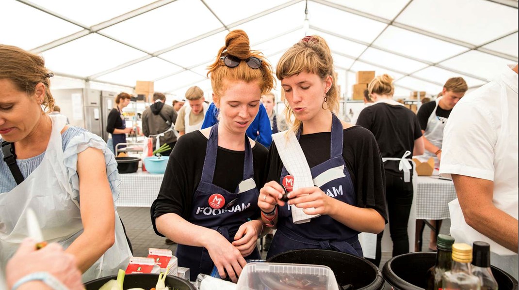 Rigtig mange unge flytter hjemmefra uden basale madlavningsfærdigheder. Det kan festivalernes madfælleskaber ændre på, skriver Judith Kyst. 