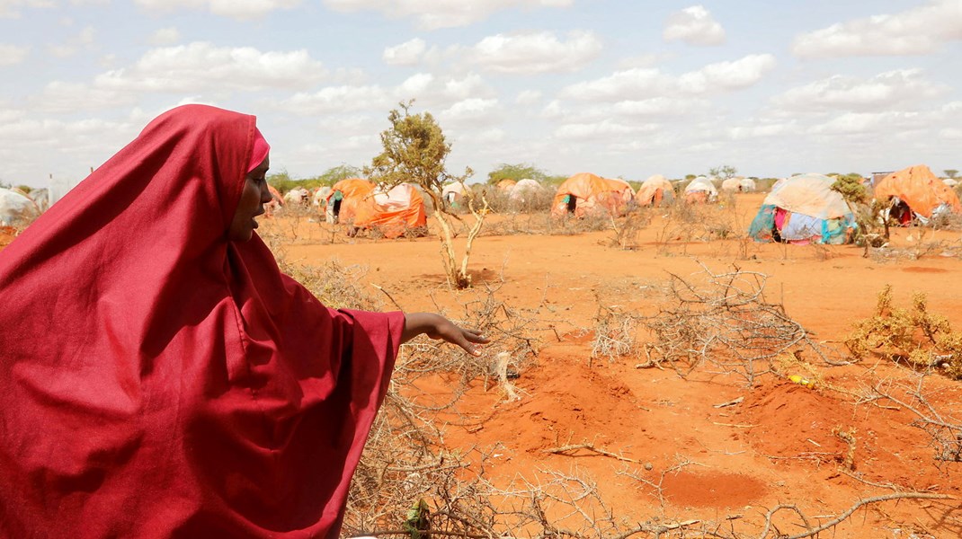 Halima Hassan Abdullahi peger på det sted hendes døtre Ebla og Abdia er begravet som følge af sult og en igangværende tørke i Somalia, 24. maj, 2022.