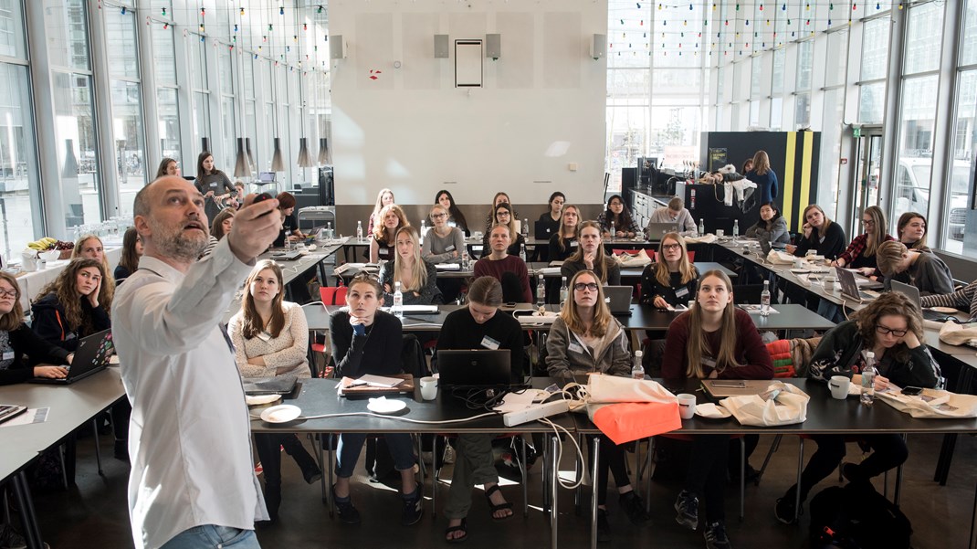 Der allerede i dag en meget stor afstand imellem de kompetencer, som erhvervslivet efterspørger, og de kompetencer, som vi uddanner til, skriver Laura Klitgaard.