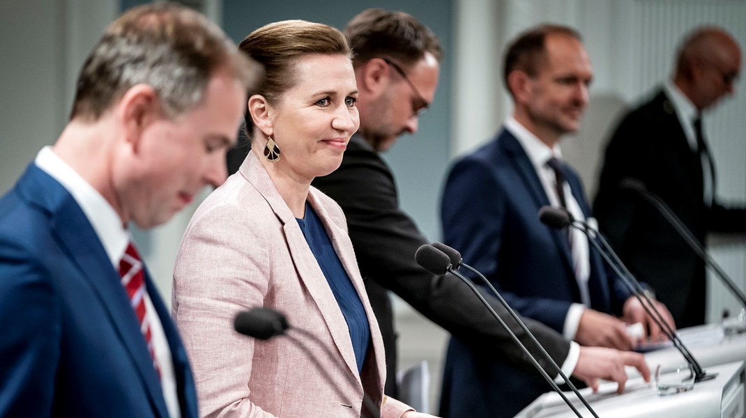 Nu skal regeringen lande Mette Frederiksens vigtigste klimaaftale. Men minksagen kan torpedere planerne