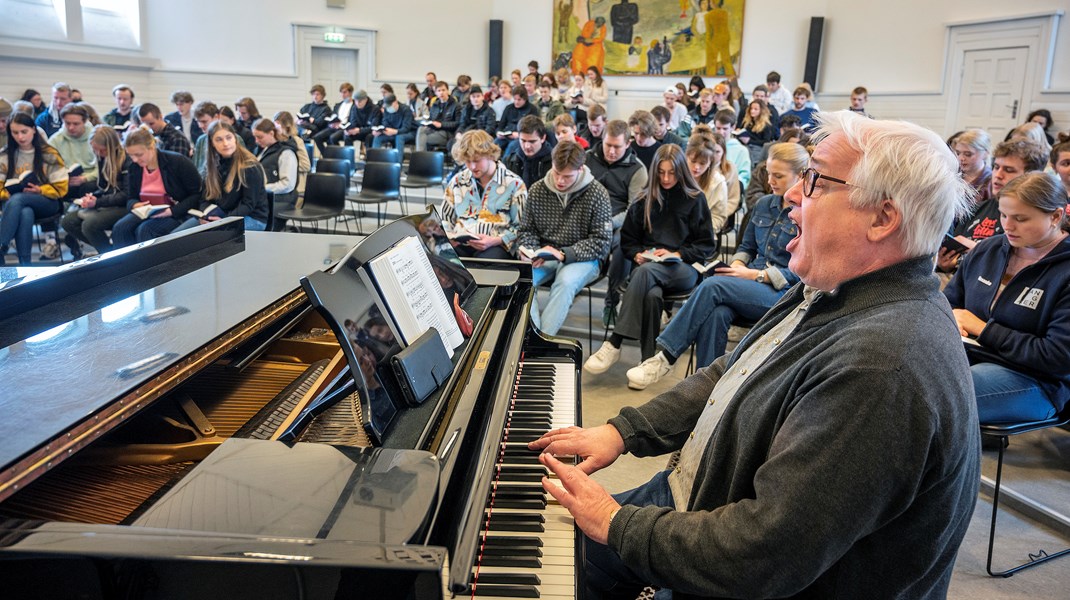 Mere end hver tredje dansker: Højskolernes vigtigste opgave er at inspirere unge til demokratisk deltagelse