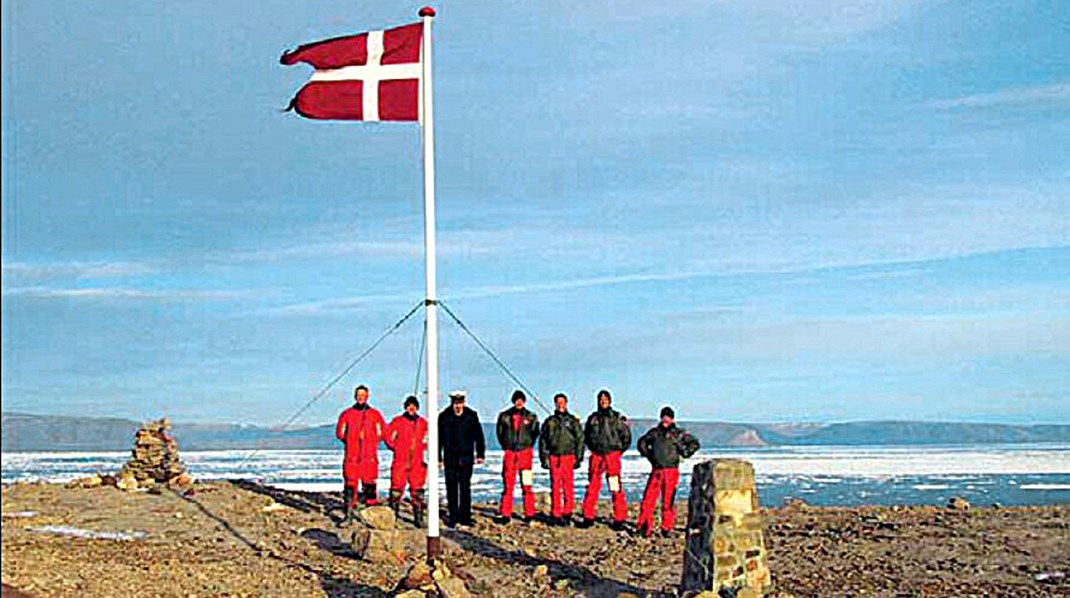 Danske soldater samlede om Dannebrog, på den nu Canadisk-Danske ø, Hans Ø. 