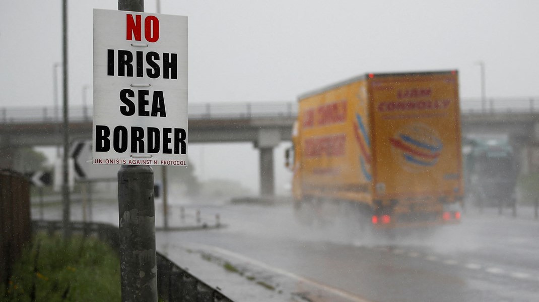 Nordirland blev i EU's indre marked og toldunion, da resten af Storbritannien forlod samarbejdet. Det betyder, at EU's ydre grænse nu ligger i de nordirske havne og lufthavne.